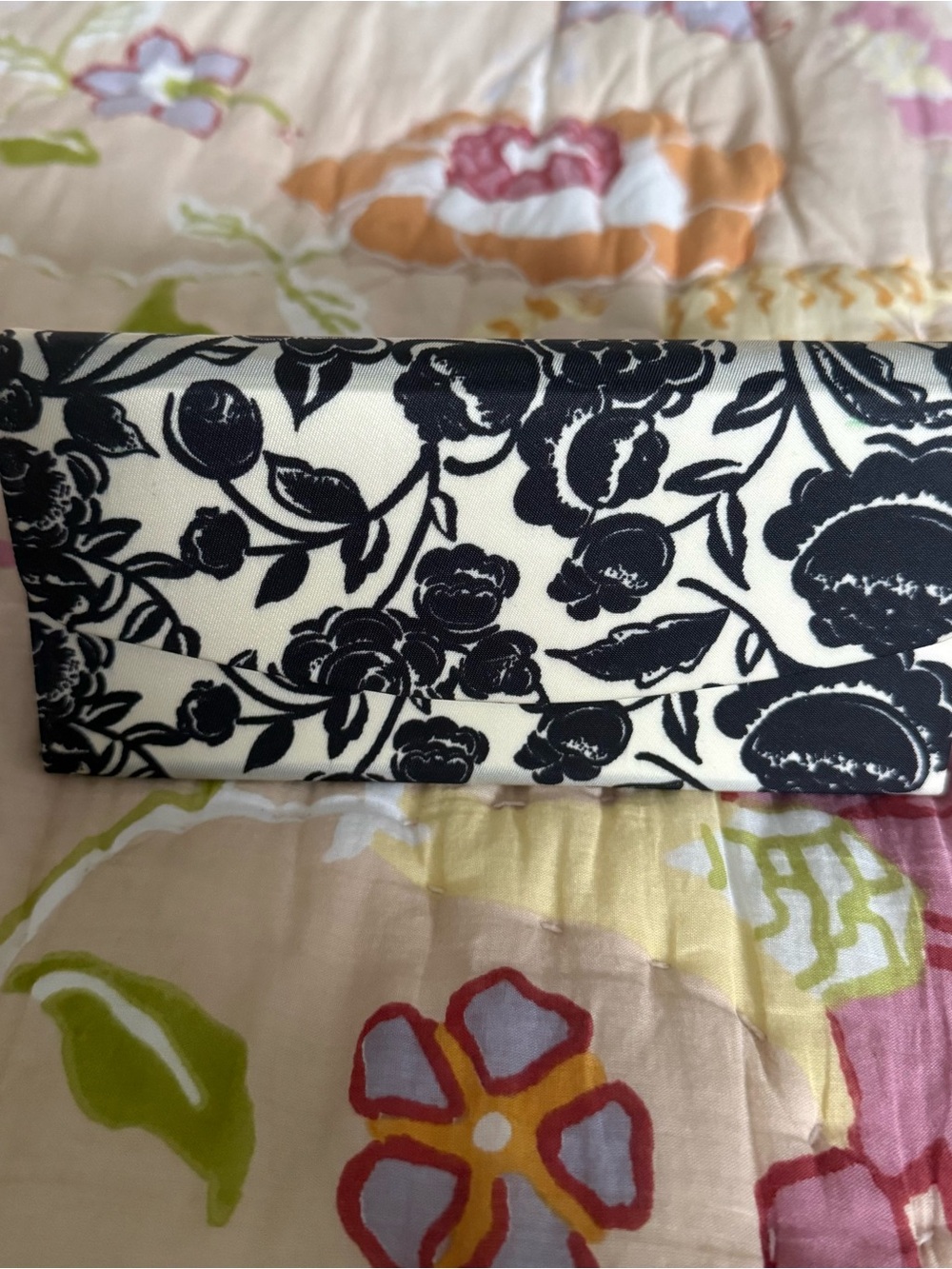 Vera Bradley black-and-white floral glasses holder